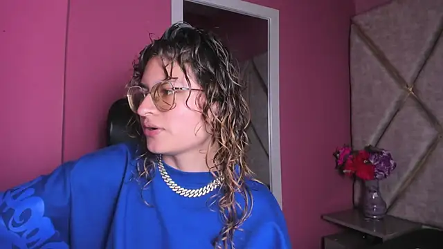 EmiliRouse  online show from 11-19-25, 02:55