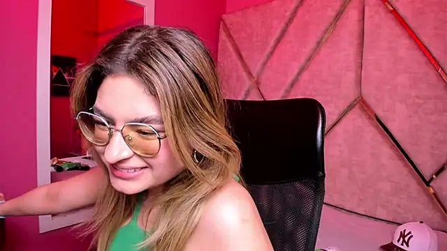 EmiliRouse  online show from 12-05-25, 01:14