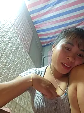 Snapshot of Squirrel-Pear chatting on 10-23-25, 04:01 Squirrel-Pear online show from 10-23-25, 04:01