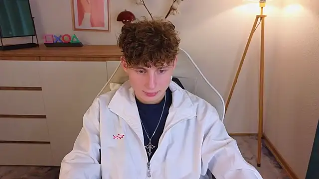 Snapshot of crisp1n chatting on 10-19-25, 03:01 crisp1n online show from 10-19-25, 03:01