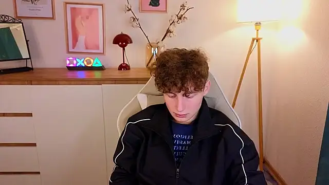 Snapshot of crisp1n chatting on 10-21-25, 01:23 crisp1n online show from 10-21-25, 01:23