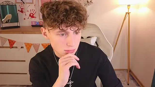 Snapshot of crisp1n chatting on 10-29-25, 03:36 crisp1n online show from 10-29-25, 03:36