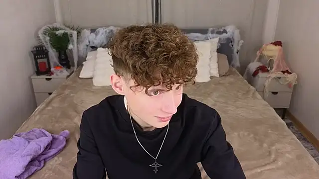 Snapshot of crisp1n chatting on 10-30-25, 03:02 crisp1n online show from 10-30-25, 03:02