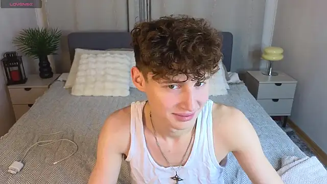 Snapshot of crisp1n chatting on 11-12-25, 03:01 crisp1n online show from 11-12-25, 03:01