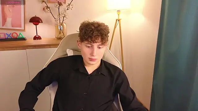 Snapshot of crisp1n chatting on 11-14-25, 06:50 crisp1n online show from 11-14-25, 06:50