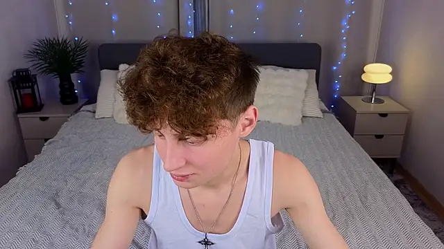 Snapshot of crisp1n chatting on 11-15-25, 09:32 crisp1n online show from 11-15-25, 09:32