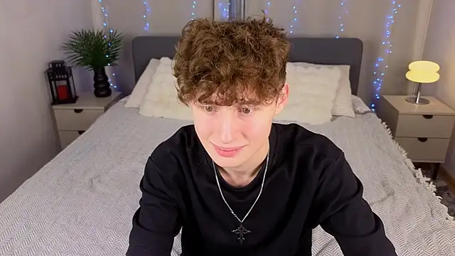 Snapshot of crisp1n chatting on 11-16-25, 07:30 crisp1n online show from 11-16-25, 07:30