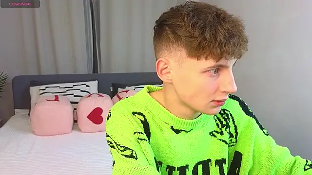 Snapshot of crisp1n chatting on 11-26-25, 04:52 crisp1n online show from 11-26-25, 04:52