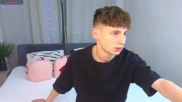 Snapshot of crisp1n chatting on 11-27-25, 02:52 crisp1n online show from 11-27-25, 02:52