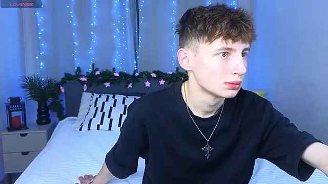 Snapshot of crisp1n chatting on 12-04-25, 02:48 crisp1n online show from 12-04-25, 02:48