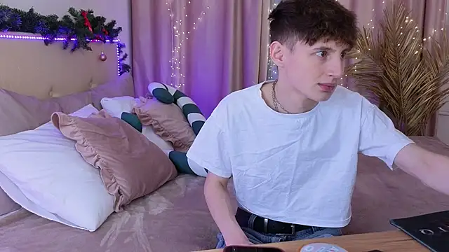 Snapshot of crisp1n chatting on 12-15-25, 10:14 crisp1n online show from 12-15-25, 10:14