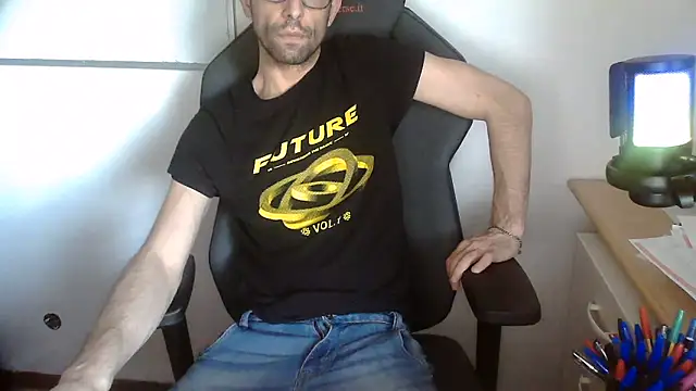 Snapshot of topg84 chatting on 05-25-26, 04:35 topg84 online show from 05-25-26, 04:35