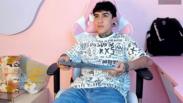 SantiOlsen online show from 10-26-25, 03:34