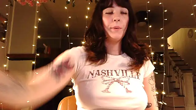 Snapshot of Trickylucy555 chatting on 06-16-26, 03:42 Trickylucy555 online show from 06-16-26, 03:42