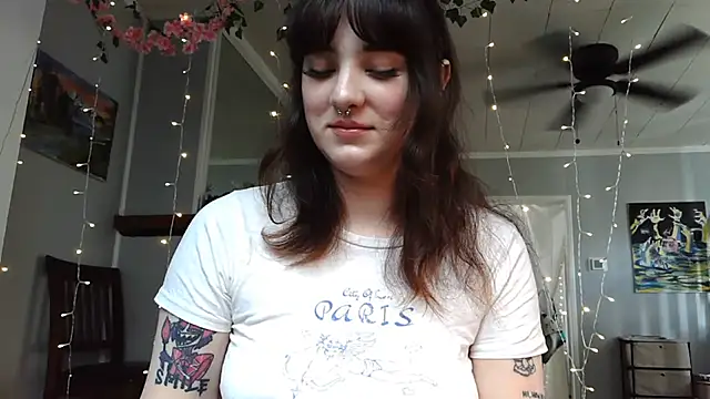Snapshot of Trickylucy555 chatting on 06-17-26, 06:42 Trickylucy555 online show from 06-17-26, 06:42