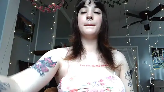 Snapshot of Trickylucy555 chatting on 06-18-26, 06:23 Trickylucy555 online show from 06-18-26, 06:23