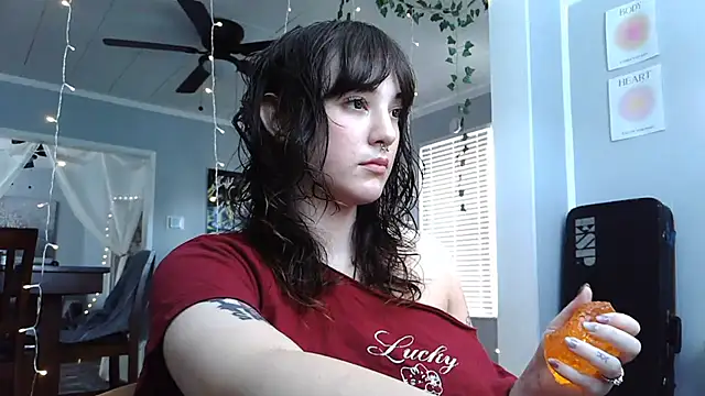 Snapshot of Trickylucy555 chatting on 06-24-26, 06:18 Trickylucy555 online show from 06-24-26, 06:18