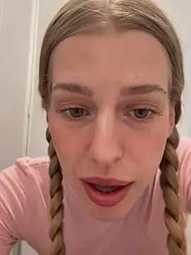 kira mia online show from 04-21-26, 04:45