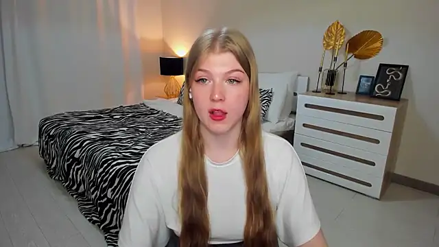 Snapshot of Stella_Light chatting on 06-03-26, 02:33 Stella Light online show from 06-03-26, 02:33