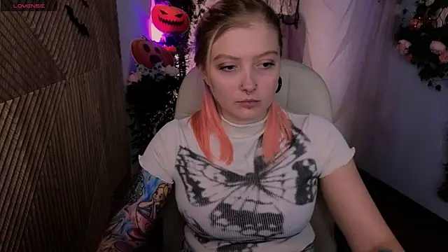 Snapshot of Kiki_shay chatting on 10-30-25, 01:12 Kiki shay online show from 10-30-25, 01:12