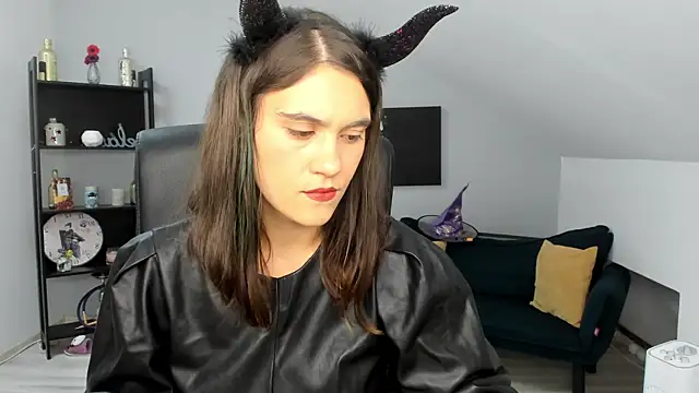 IzzyMonro online show from 10-31-25, 09:05