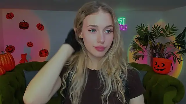 sassy cutie online show from 10-30-25, 08:20