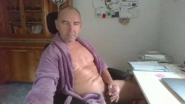 Snapshot of Lutzi1970 chatting on 11-17-25, 08:42 Lutzi1970 online show from 11-17-25, 08:42