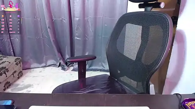 Snapshot of xNatasha chatting on 10-31-25, 02:29 xNatasha online show from 10-31-25, 02:29