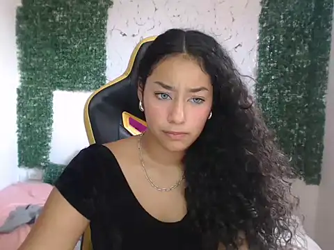 Snapshot of emily_stars1 chatting on 11-20-25, 07:02 emily stars1 online show from 11-20-25, 07:02