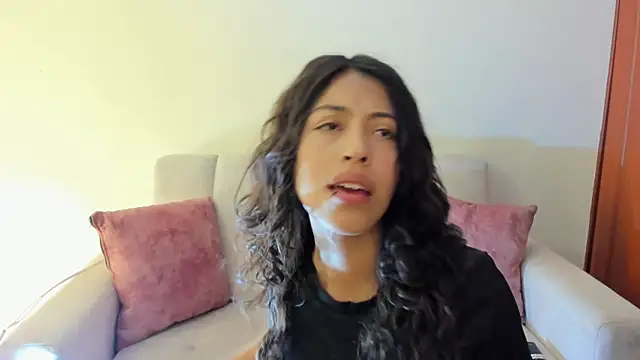 Snapshot of emily_jonessxx chatting on 10-28-25, 07:05 emily jonessxx online show from 10-28-25, 07:05