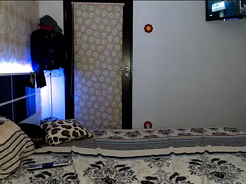 Snapshot of Amiaax chatting on 12-16-25, 12:04 Amiaax online show from 12-16-25, 12:04