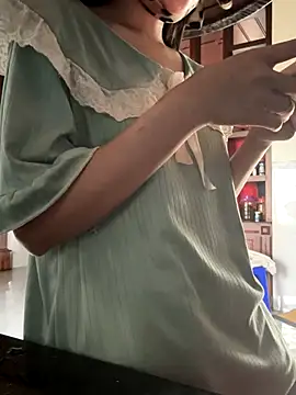 Snapshot of Emily-y chatting on 12-19-25, 04:30 Emily-y online show from 12-19-25, 04:30