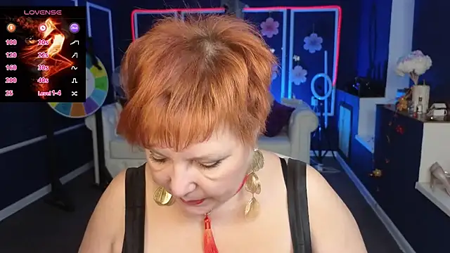 Snapshot of Kira_Kirke chatting on 10-24-25, 09:17 Kira Kirke online show from 10-24-25, 09:17