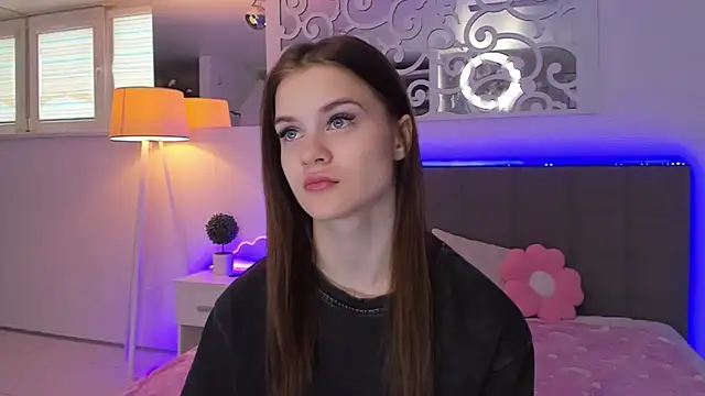 LuisaClover online show from 03-25-26, 01:06