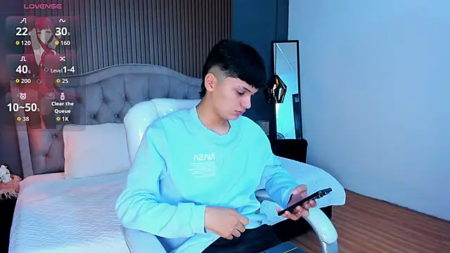 Maxii18  online show from 10-28-25, 01:47