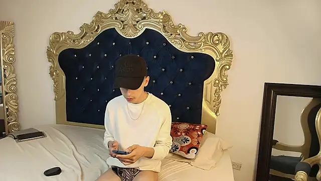 Sebastian Reed online show from 10-30-25, 04:36