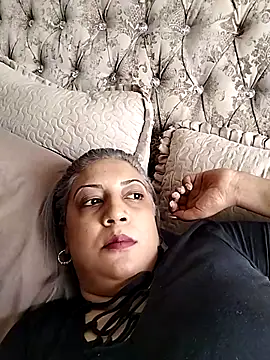 Snapshot of IndianLara chatting on 11-14-25, 10:47 IndianLara online show from 11-14-25, 10:47