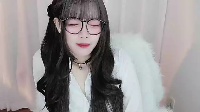 Snapshot of -zhuzhu-999- chatting on 06-11-26, 12:32 -zhuzhu-999- online show from 06-11-26, 12:32