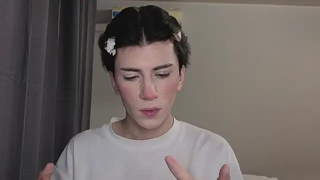 Snapshot of Oliver_star_boy_ chatting on 10-31-25, 04:30 Oliver star boy online show from 10-31-25, 04:30