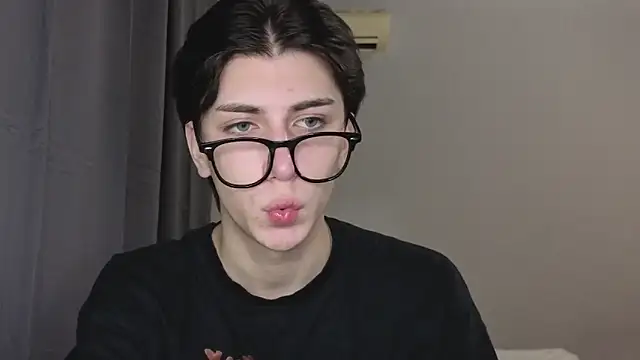 Snapshot of Oliver_star_boy_ chatting on 11-04-25, 05:34 Oliver star boy online show from 11-04-25, 05:34