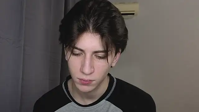 Snapshot of Oliver_star_boy_ chatting on 11-05-25, 07:25 Oliver star boy online show from 11-05-25, 07:25