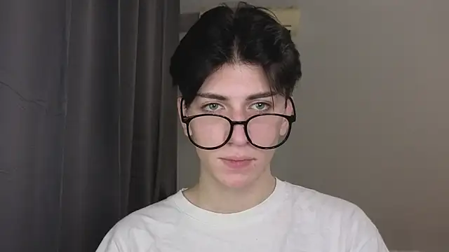 Snapshot of Oliver_star_boy_ chatting on 11-15-25, 03:08 Oliver star boy online show from 11-15-25, 03:08