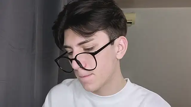 Snapshot of Oliver_star_boy_ chatting on 11-17-25, 04:35 Oliver star boy online show from 11-17-25, 04:35