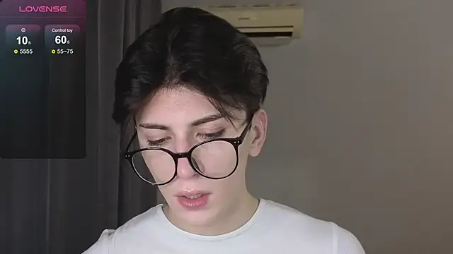 Snapshot of Oliver_star_boy_ chatting on 11-26-25, 02:40 Oliver star boy online show from 11-26-25, 02:40