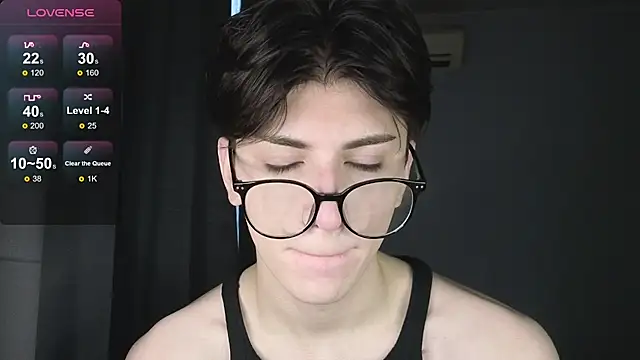 Snapshot of Oliver_star_boy_ chatting on 11-27-25, 01:02 Oliver star boy online show from 11-27-25, 01:02