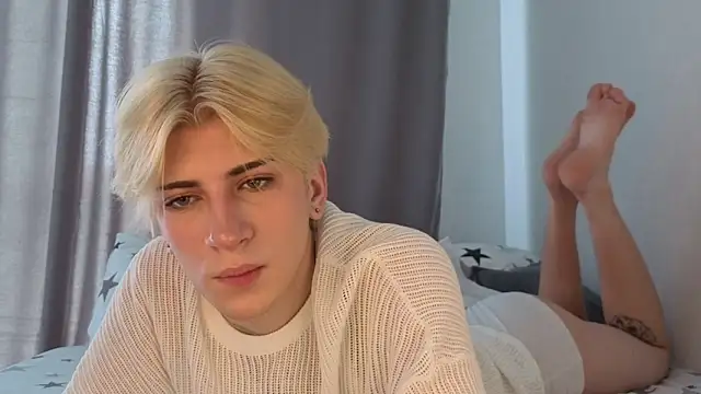 Snapshot of Oliver_star_boy_ chatting on 05-16-26, 08:44 Oliver star boy online show from 05-16-26, 08:44