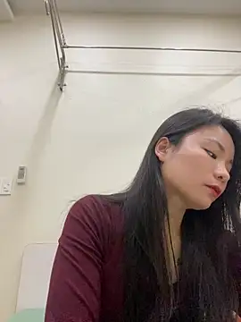 Bee Yellow00 online show from 12-17-25, 04:18