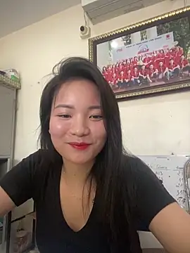 Bee Yellow00 online show from 04-18-26, 03:21