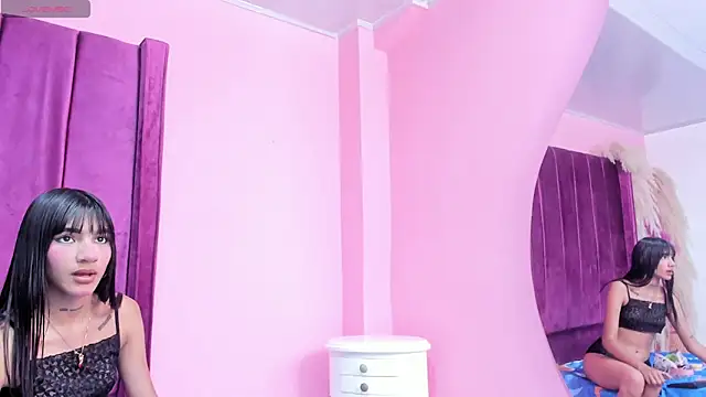 Snapshot of foxyhillx chatting on 12-15-25, 05:50 foxyhillx online show from 12-15-25, 05:50