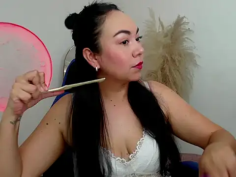 Yadis hot online show from 11-14-25, 09:24